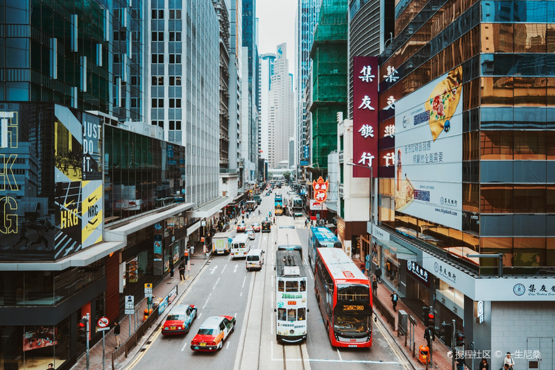 夜幕下的香港街头剪影