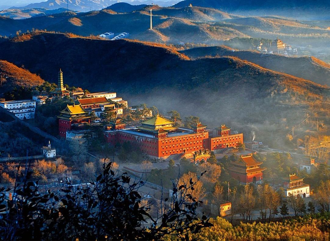 承德古建筑群映衬下的阳光笛韵